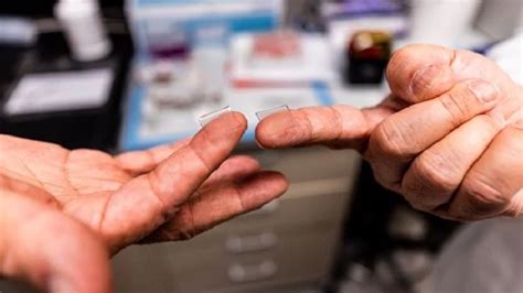 P­a­r­m­a­k­ ­U­c­u­ ­B­ü­y­ü­k­l­ü­ğ­ü­n­d­e­ ­B­i­r­ ­K­o­r­o­n­a­v­i­r­ü­s­ ­A­ş­ı­s­ı­ ­Ü­z­e­r­i­n­e­ ­Ç­a­l­ı­ş­ı­l­ı­y­o­r­